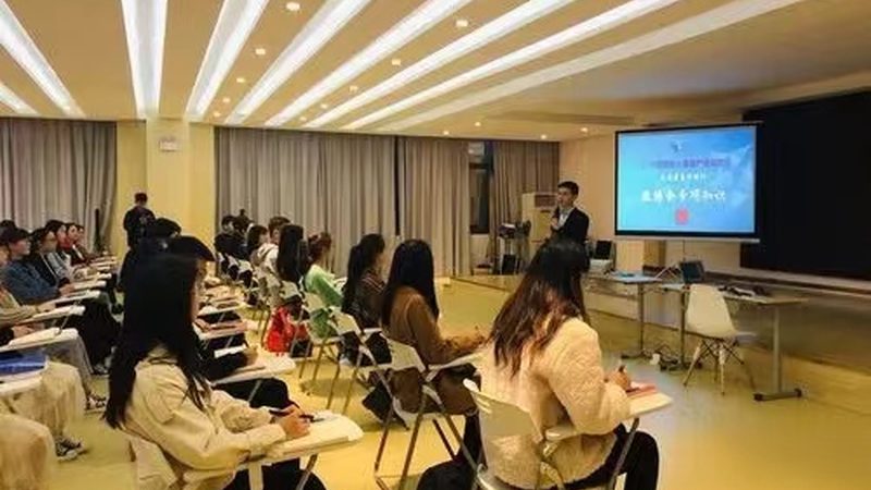 师资力量是衡量一所培训学校实力的重要标准。在考察师资时，重点关注以下几个方面：
